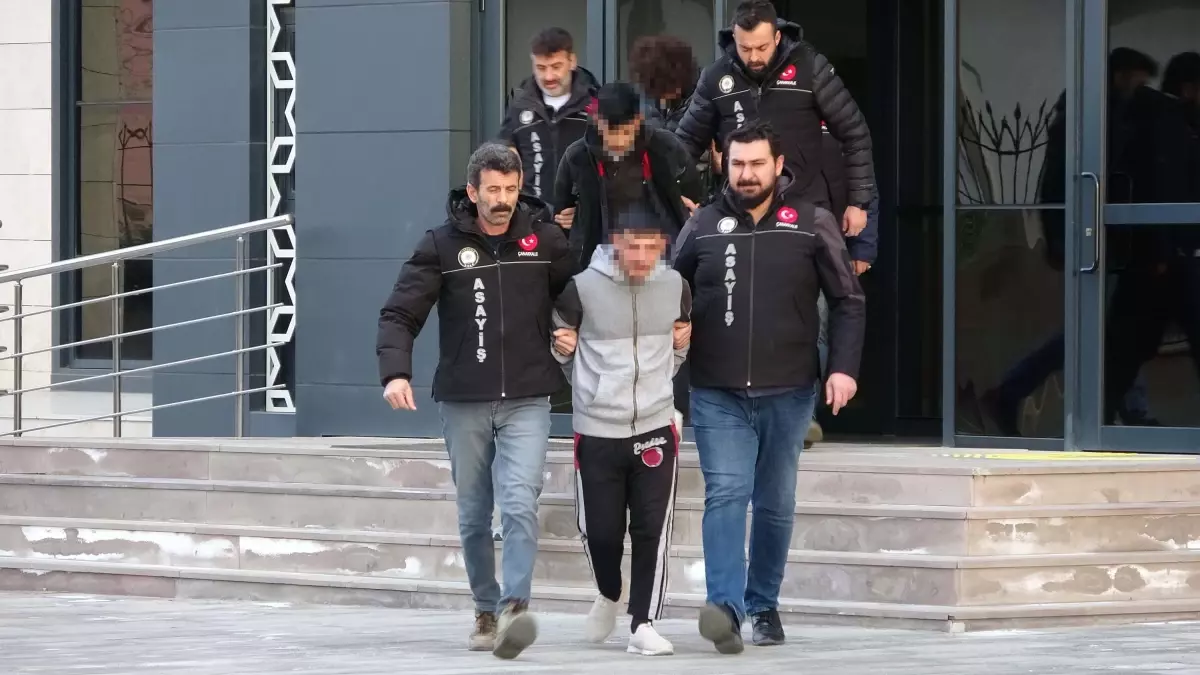 Çanakkale’de Pompalı Tüfekle Adam Öldürme Olayında 3 Şüpheli Adliyeye Sevk Edildi