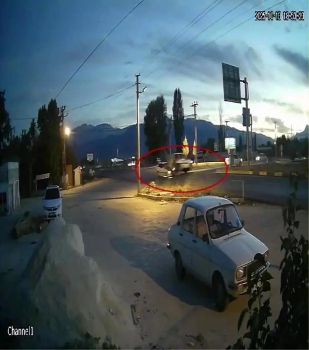 Antalya’da Hafif Ticari Araç ile Otomobil Çarpıştı: 4 Yaralı