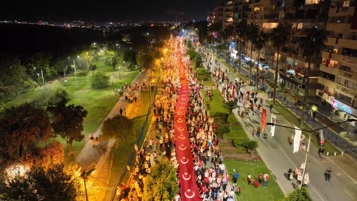 Cumhuriyetin 102. Yılı Fener Alayı ile Kutlandı