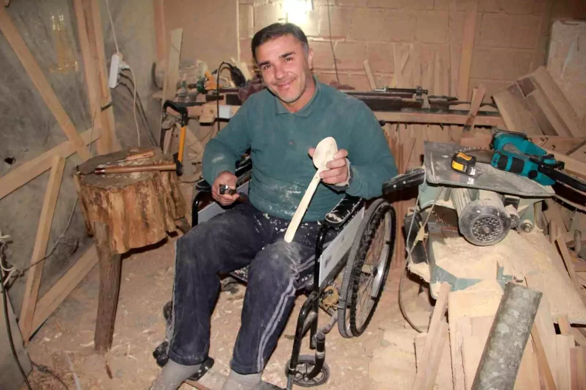 trafik kazasi sonrasi ahsap esya ureterek hayata tutunan adam EYNn3pRw.jpg