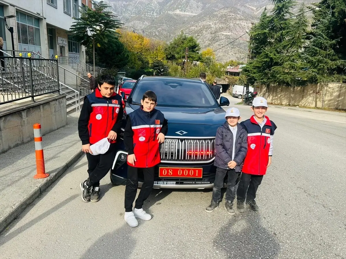 Artvin Valisi Ergün, Öğrencileri Togg ile Evlerine Gönderdi