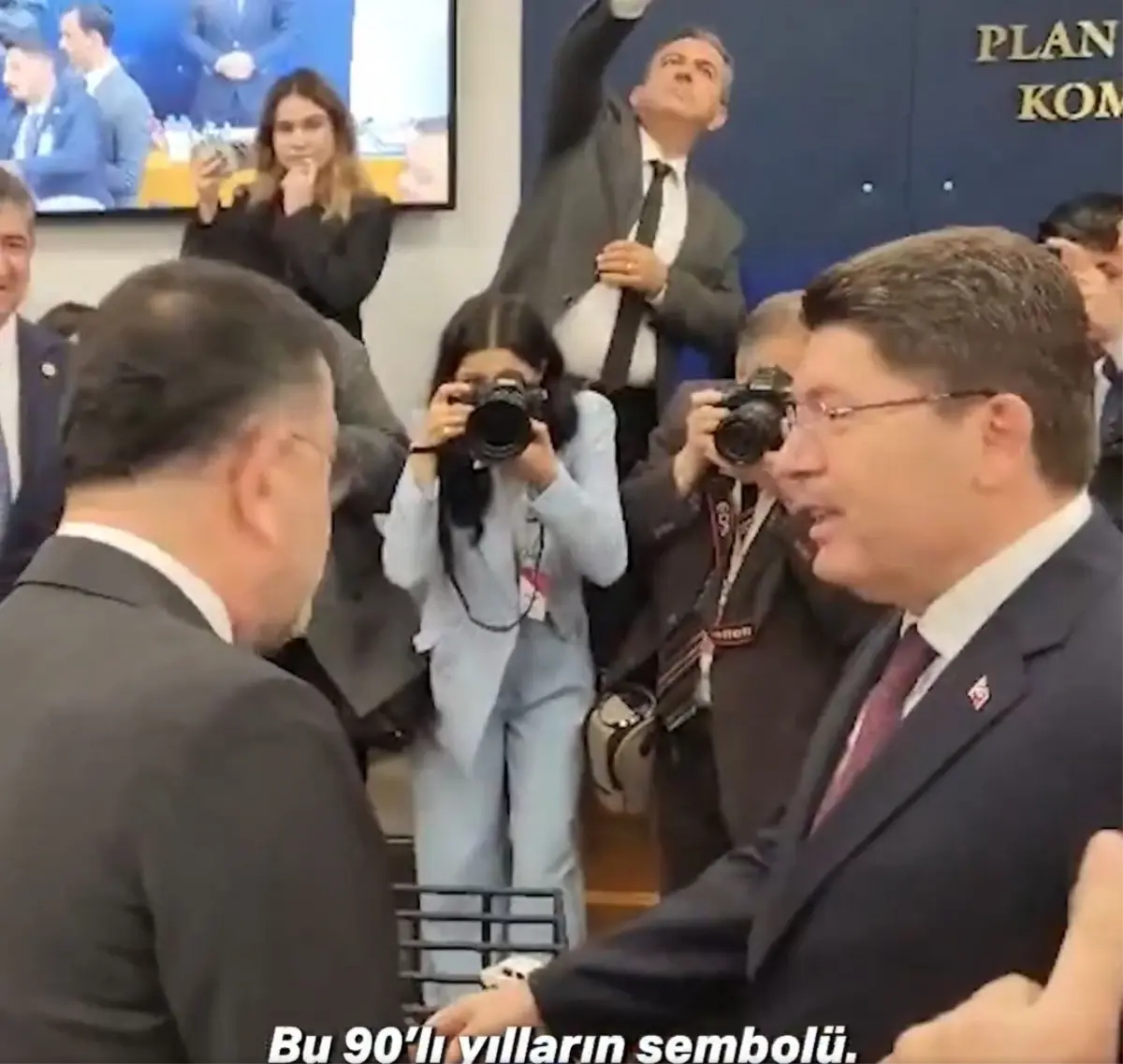 CHP’li vekil “Beyaz Toros” maketi gösterdi, Bakan Tunç anında cevabı yapıştırdı