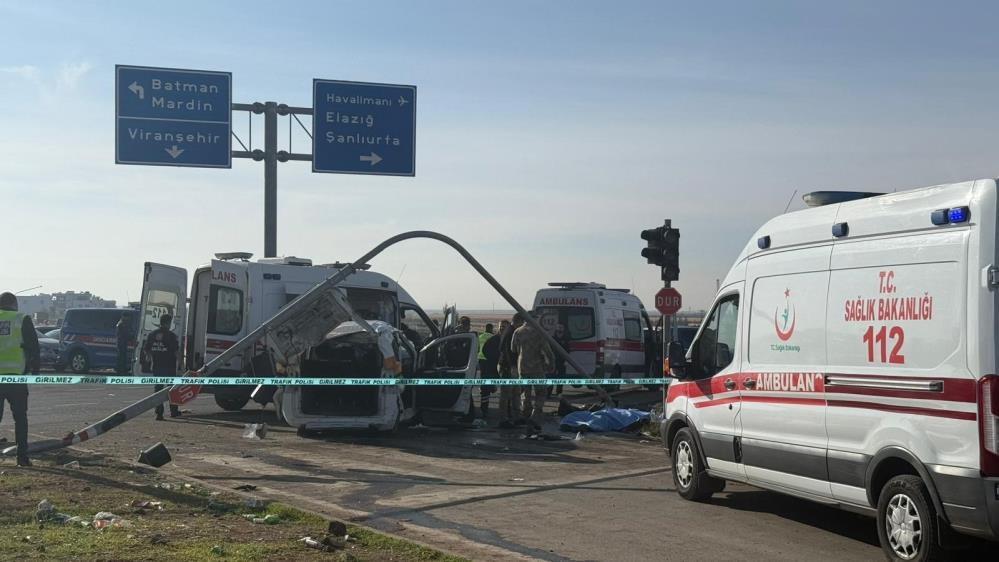 Diyarbakır’da karayolunu savaş alanına çeviren kaza! İki kişi öldü, üç yaralı var