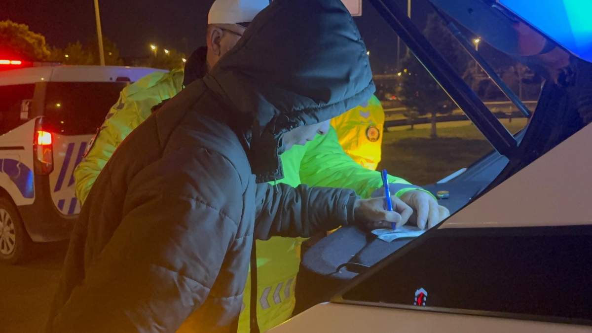 Kayseri’de seyir halindeyken uyuyan sürücü, kaza sonrası da uyumaya devam etti