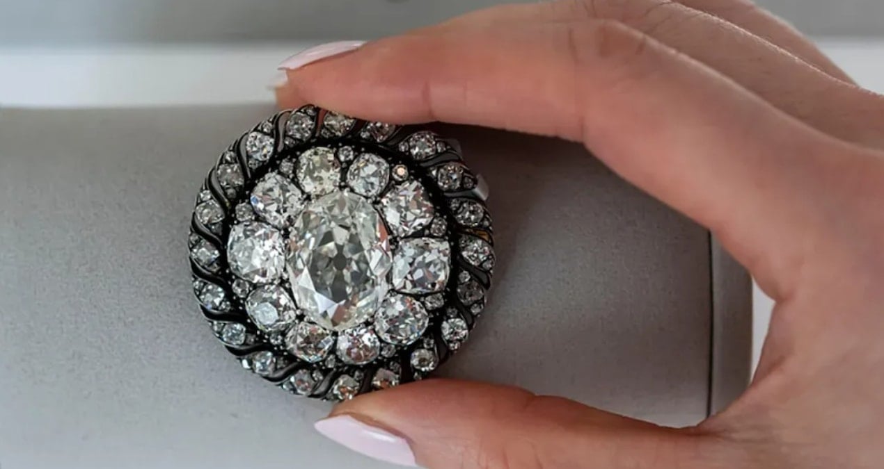 Napolyon’un kaybettiği elmas broş rekor fiyata satıldı