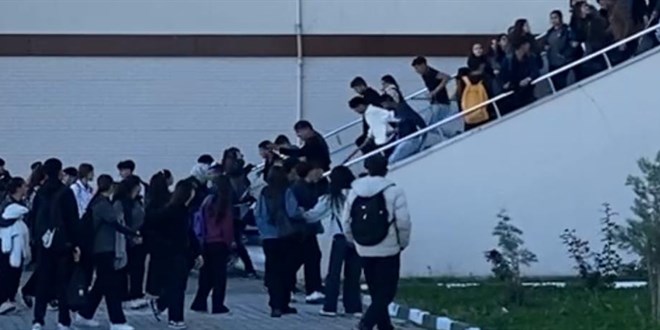 Okulda dehşet anları: Bir grup maganda okul basıp, öğrenci darp etti!