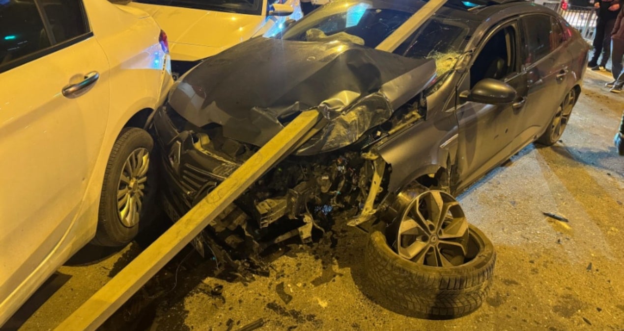 Yön levhası ok gibi saplandı! Ümraniye’de feci kaza