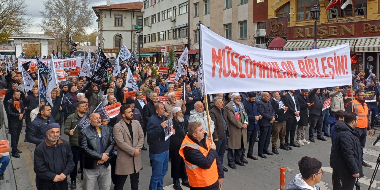 Başkentin göbeğinde şeriat bayraklı yürüyüş