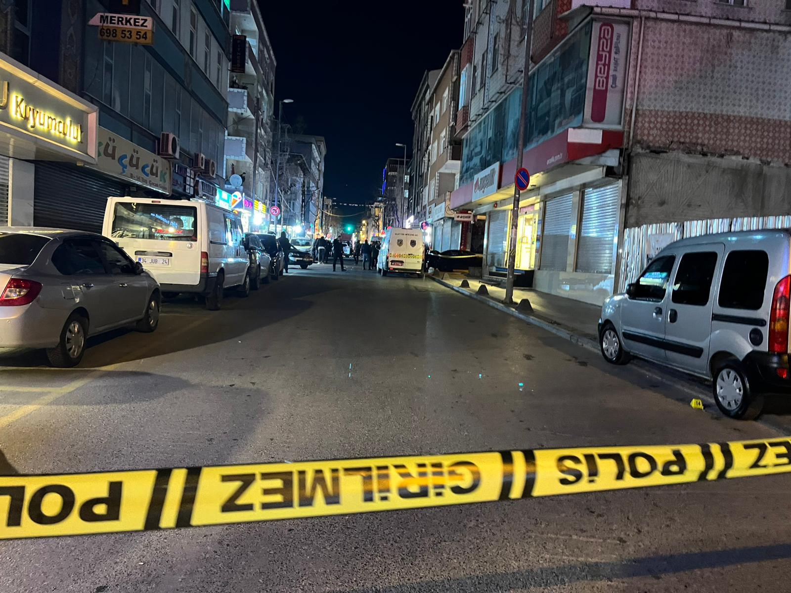 Küçükçekmece’de motosikletli saldırganlar kurşun yağdırdı. 2 ölü, 1 yaralı