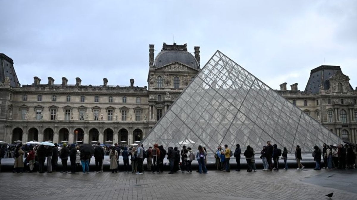 Louvre Müzesi çalışanları yeniden greve gitme kararı aldı