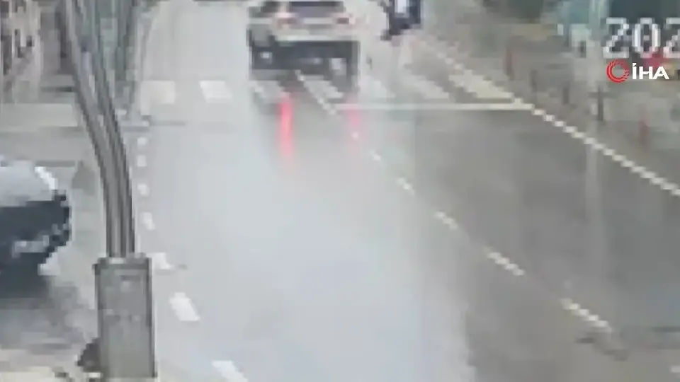 Yaya geçidinde otomobilin çarptığı kadının durumu ciddiyetini koruyor