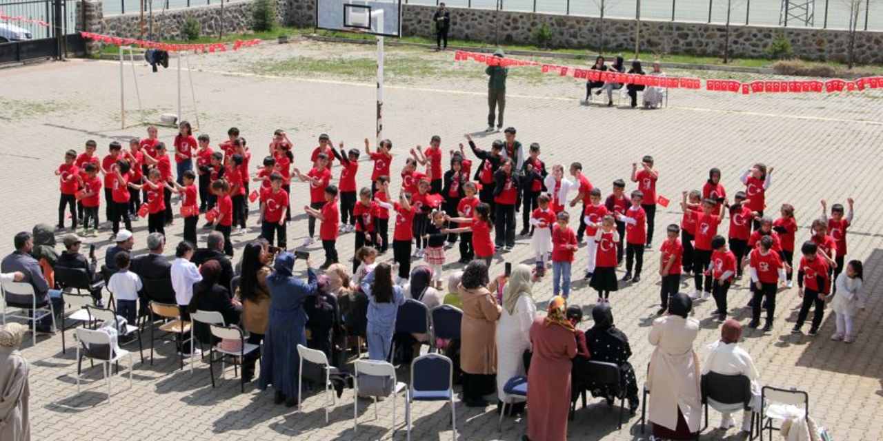 23 Nisan Coşkusu: 7 Öğrencili Okulda 77 Kişilik Kutlama