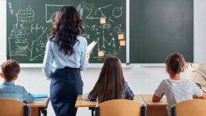 ogretmenlerin-il-ici-istege-bagli-yer-degistirme-duyurusu-yayimlandi-ZeymNNZQ