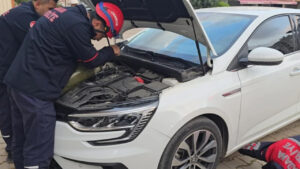 yavru-kedi-otomobilin-motor-kismina-girdi-itfaiye-ekipleri-kediyi-boyle-kurtardi-IhJtFls8