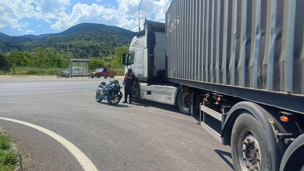 Bilecik’te Motosiklet ile Tır Çarpıştı