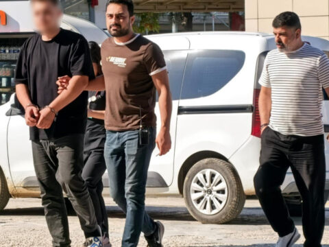 Arkadasini silahla tehdit edip borcunu odetti U21aYHSX